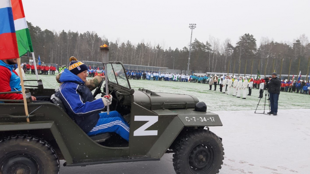 Ветеран спорта из Думиничского района Галина Симонова доставляет факел с огнем игр.jpg