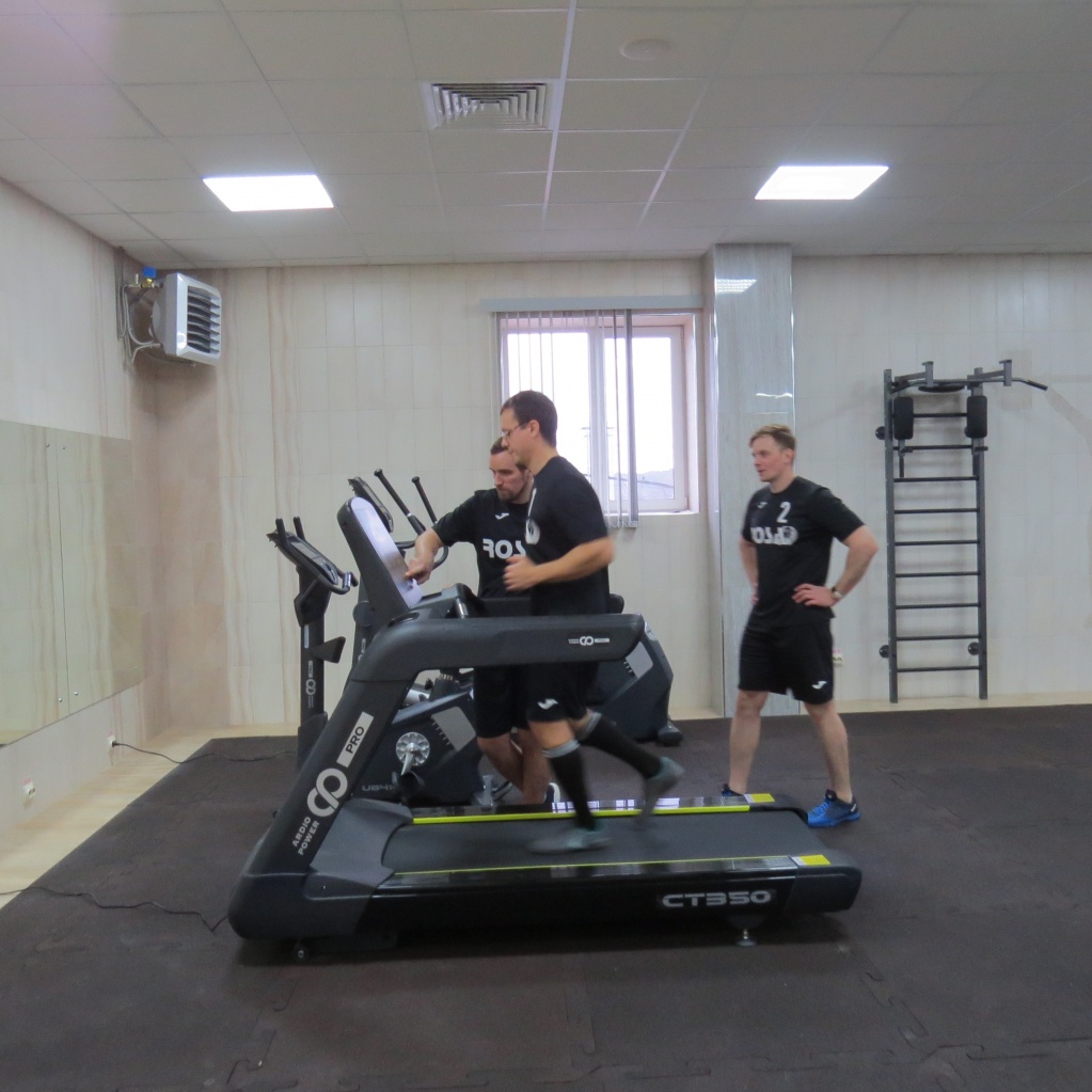 Иван Савин на беговой дорожке.JPG