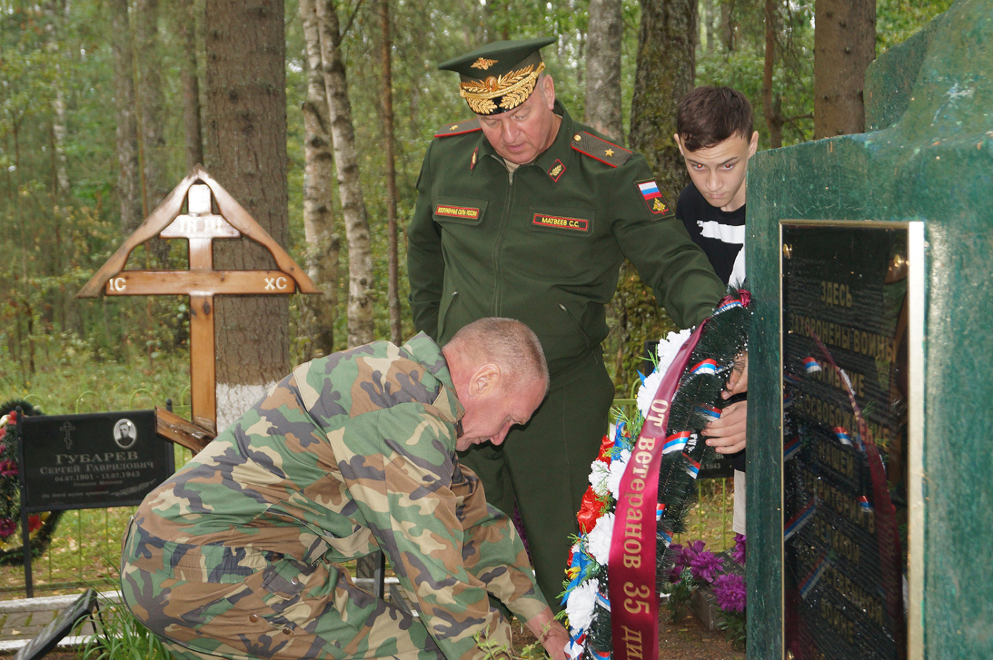 Возложение венка в Высоком.JPG