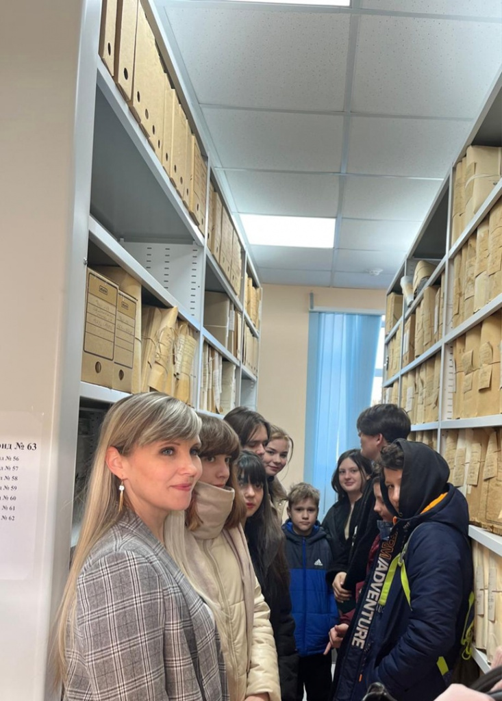 В архиве администрации района подростки узнали о том, как хранятся докумены.jpg