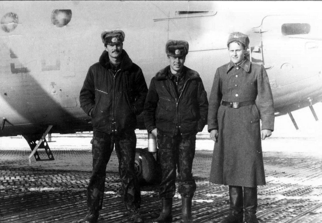 Тихомиров В.В. возле вертолета, г. Кабул, декабрь 1986 г..jpg