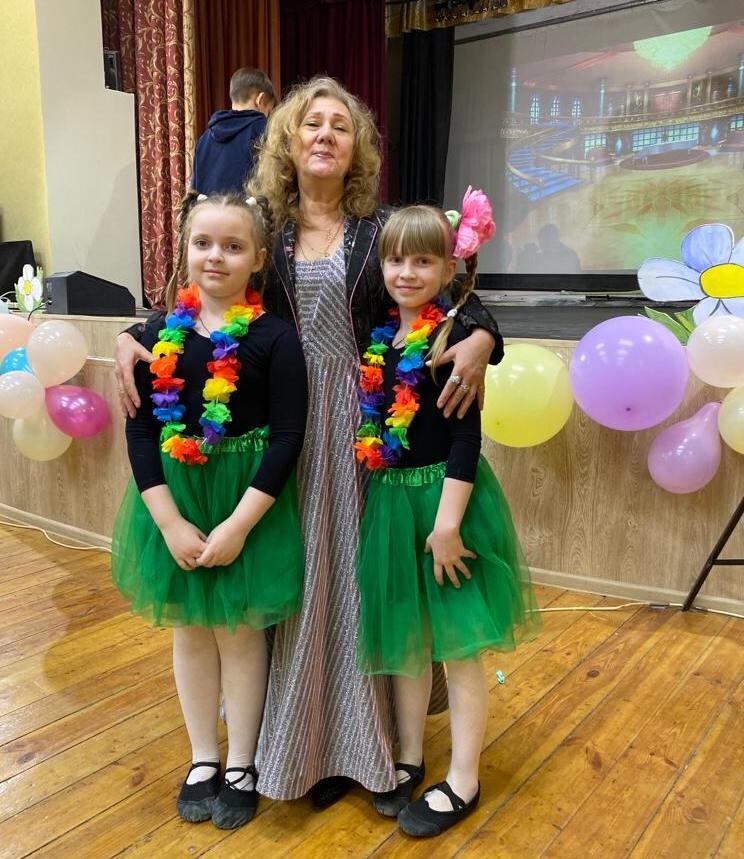 Алла Скитская с воспитанницами младшей группы.jpg