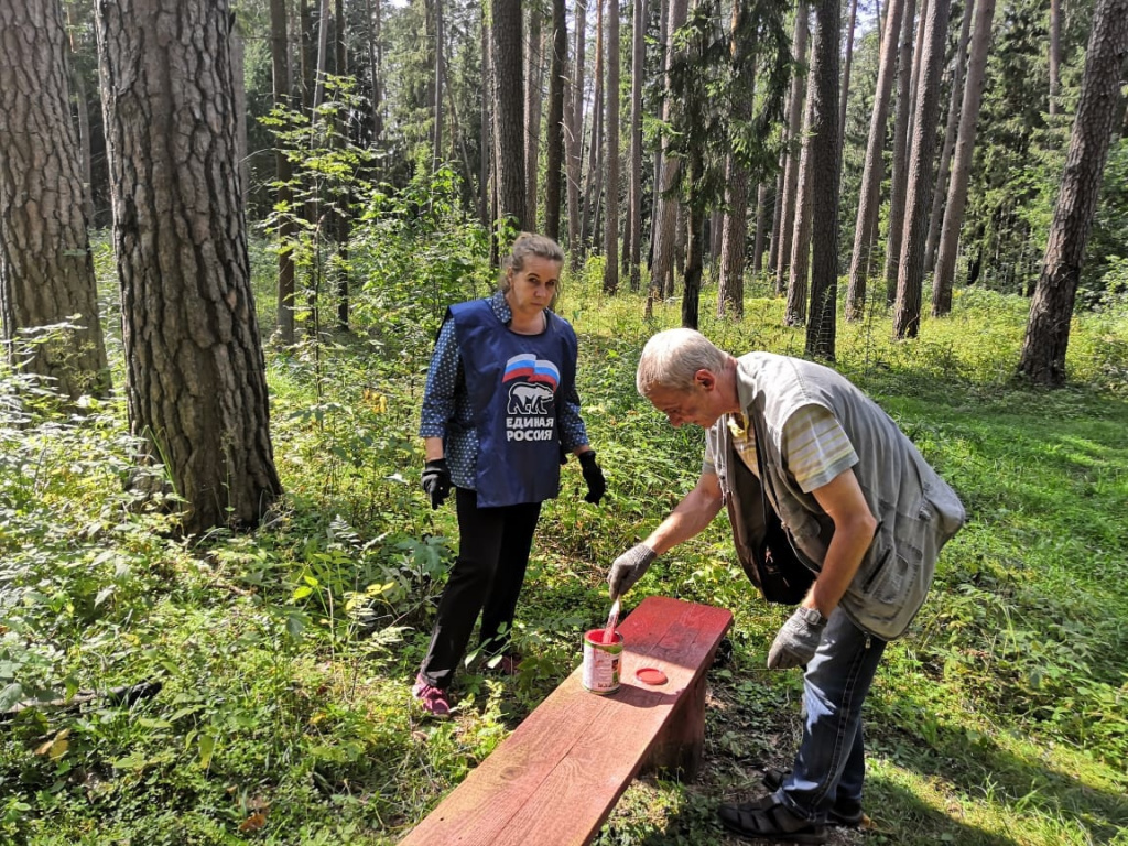 Наталья Петрова с одним из участников акции.jpg