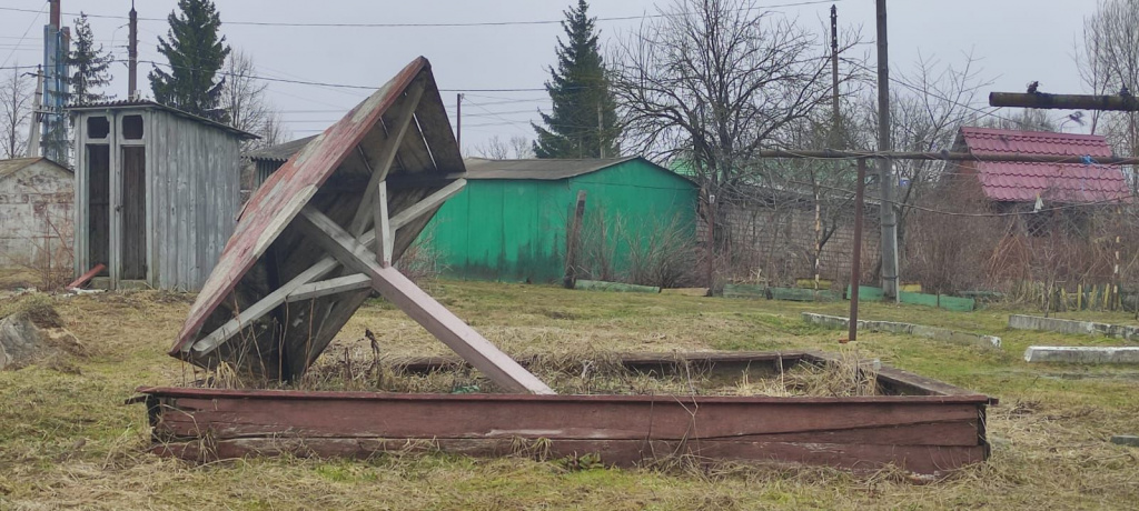 Песочница, которую жители построили для детей несколько лет назад, пришлав негодность. Грибок упал, а коробка подгнила и покрылась трещинами.jpg