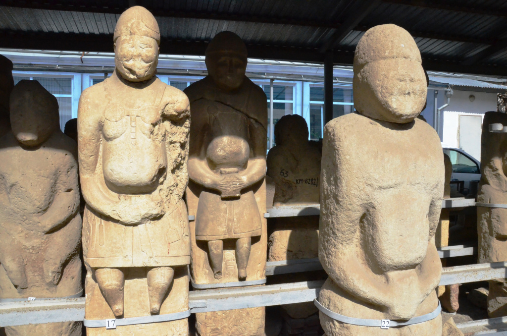 Коллекция скифских и половецких изваяний.JPG