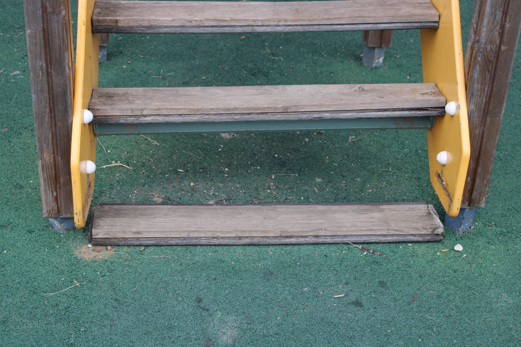 Оторванная ступенька на детской площадке поселка Ферзиково.jpg