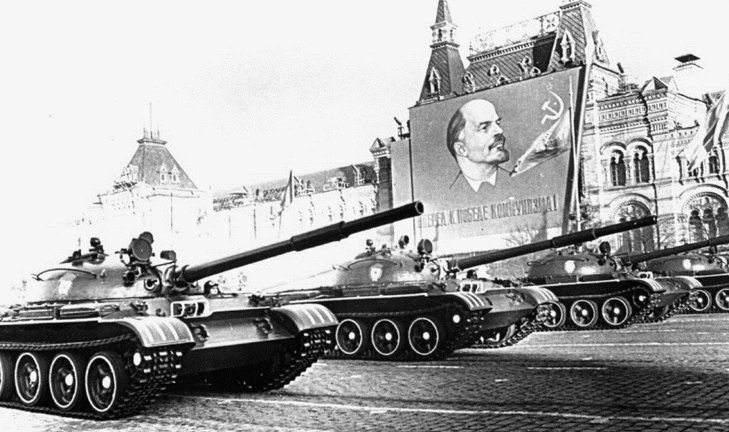 Выход танков Т-72 с Кремлевского проезда на Красную площадь_1.jpg