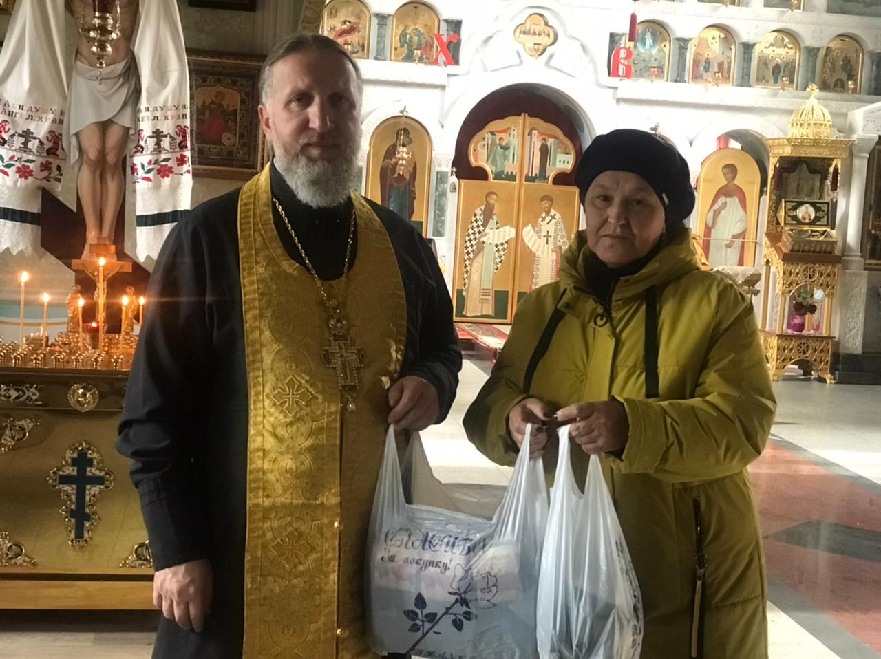 Липкина А.Н. с настоятелем Свято-Никольского храма с. Барятино отцом Николаем.jpg