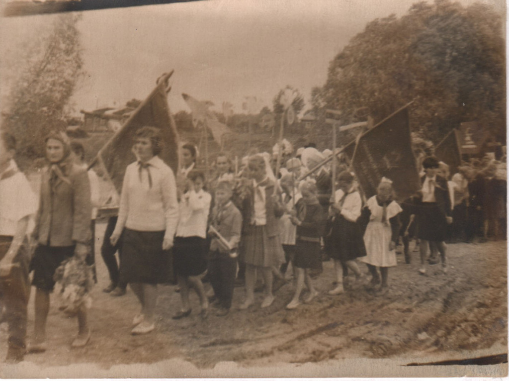 Демонстрация пионеров в Мещовске. 1967 год..jpg
