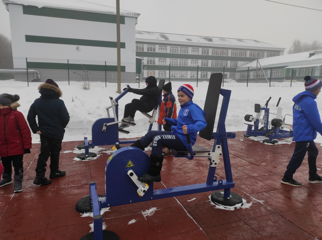 Площадка ГТО с тренажерами пользуется спросом в любой сезон.jpg