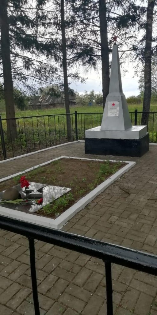 Памятник в деревне Клинцы.jpg