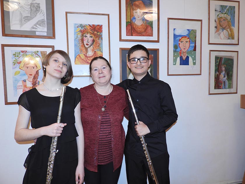 А. Зорина со своими учениками.JPG