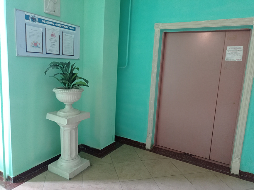 вазон в подъезде.jpg