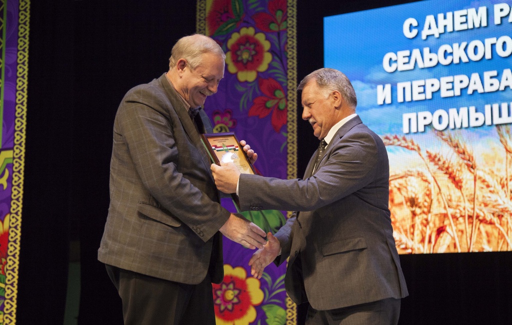 Леонид Громов вручает диплом нашему коллеге Игорю Фадееву.JPG