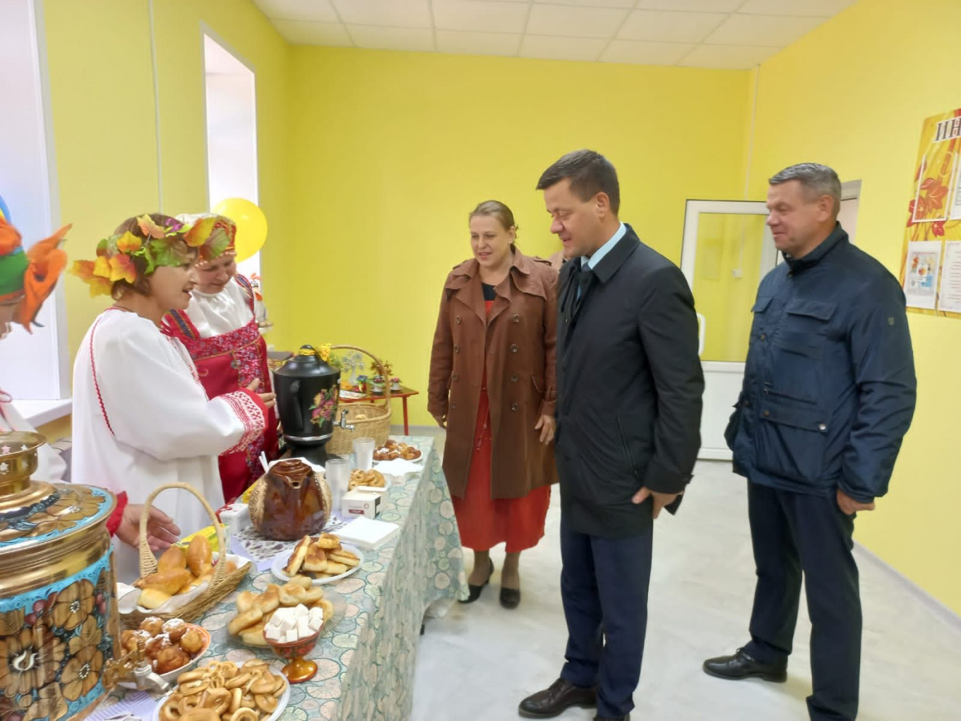 Министр культур Павел Суслов познакомился с выставко одсоселчан в сельском клубе деревни Горбачи..jpg