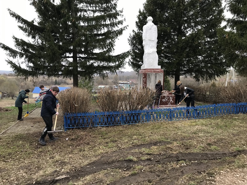 Дети наводят чистоту на территории памятника.jpg