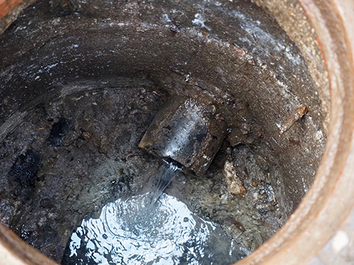 Труба в канализационном колодце.JPG