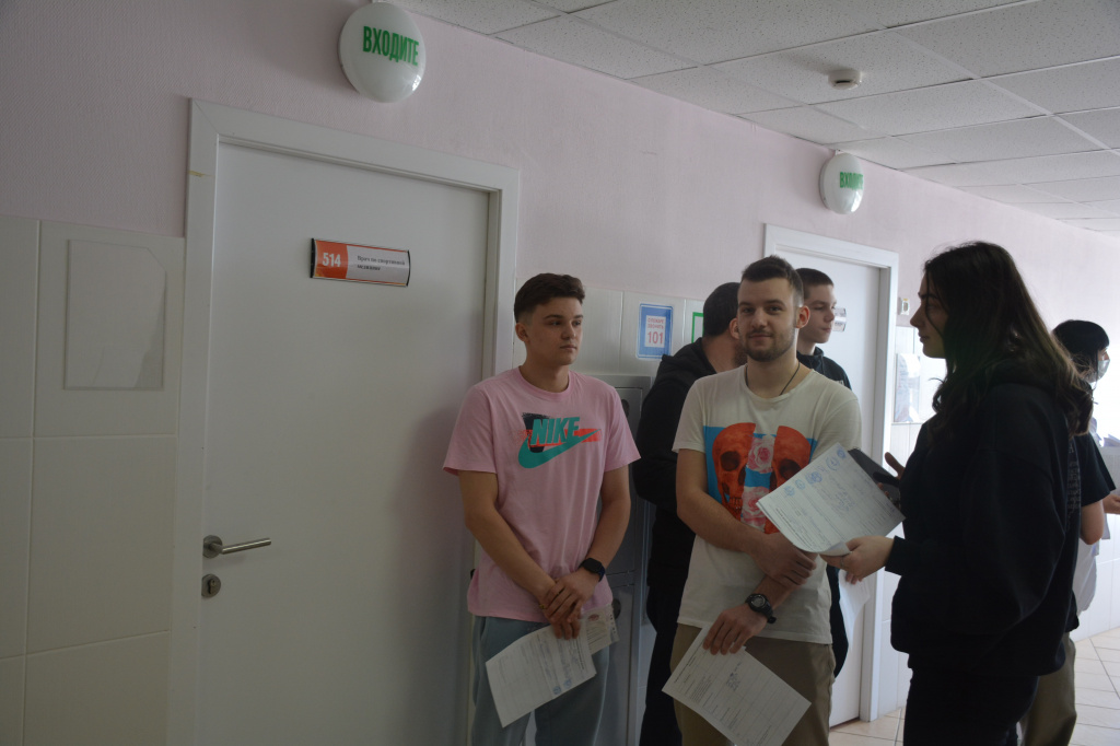 Спортсмены на медосмотре.JPG