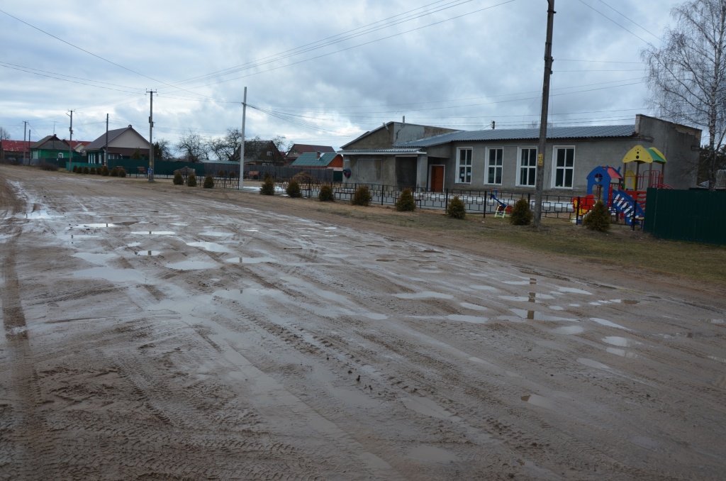 Барановка - на заднем плане как раз площадка около ДК, которую делали по программе минфина.JPG