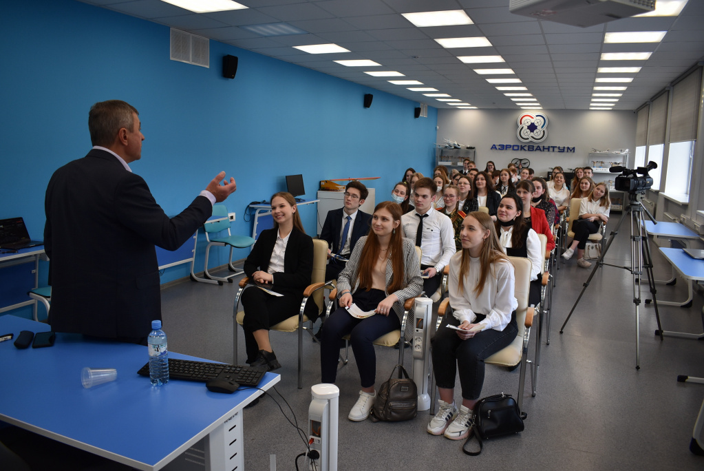 Выступает космонавт Лазуткин.jpg