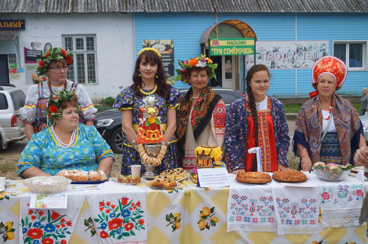 Русские красавицы представляют разнообразные блюда с яблоками..JPG