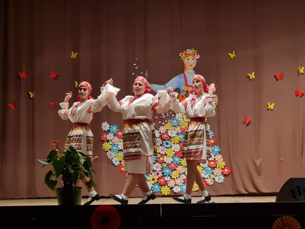 Хореографический коллектив Серпияночка.jpg