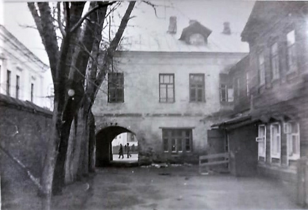 Дом на улице Кирова, 42. Справа та самая деревянная пристройка, где жила до войны семья Славиных. фото 1960-х..jpg