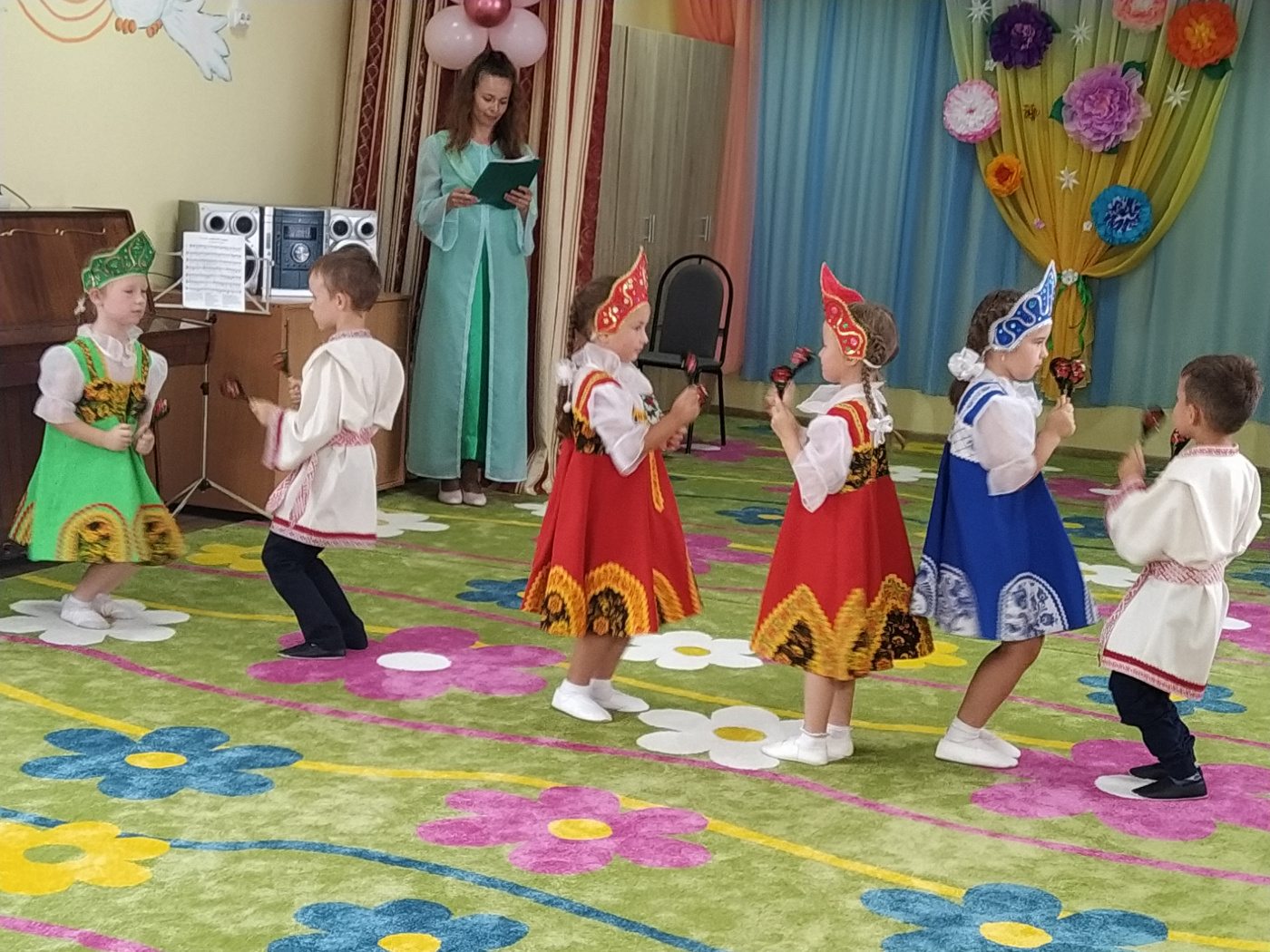 Танцевальный номер - подарок к празднику.jpg