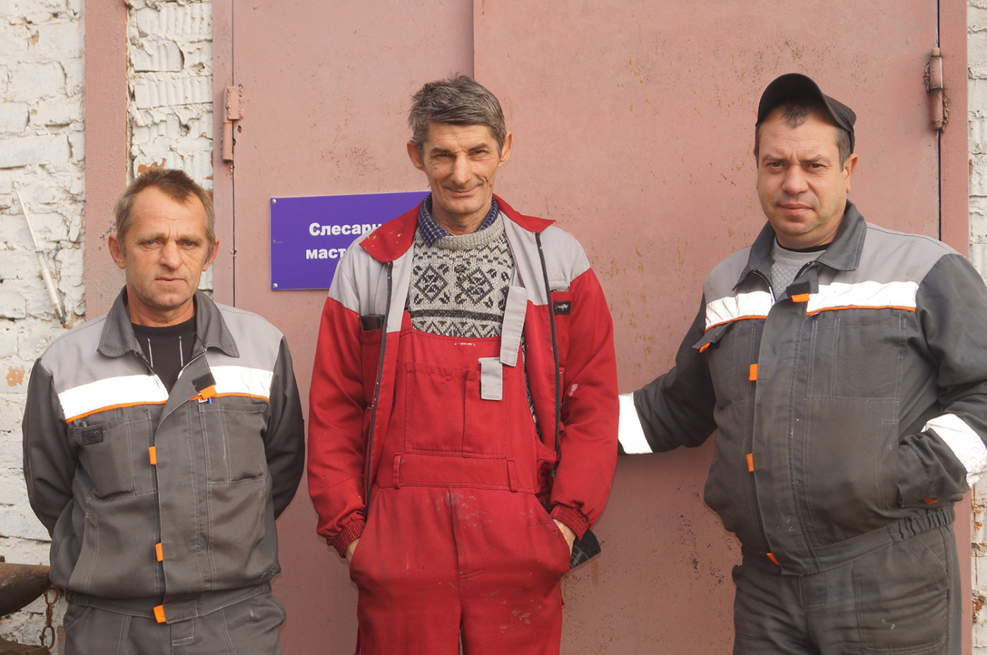 Механик со своими помощниками Иваном Холоденко (справа) и Валерием Попковым (слева)..JPG