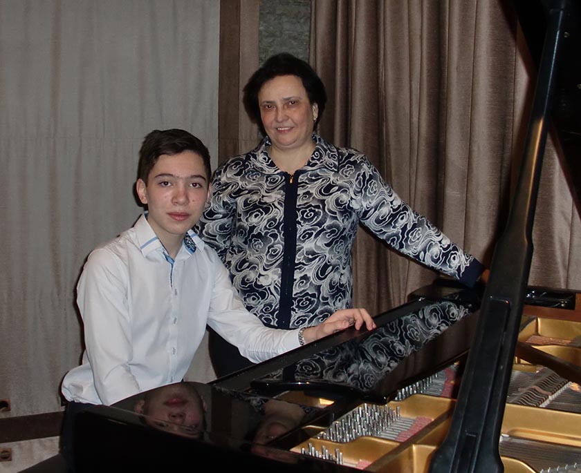 А. Алмосов вместе с педагогом Н. Радошновой.JPG