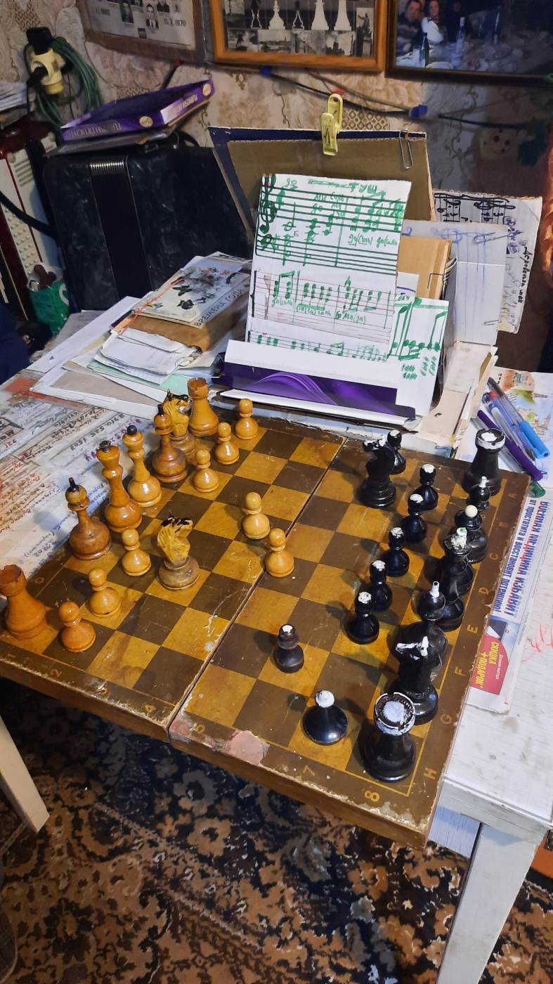 На столе у Владимира Даниловича - всегда ноты и шахматы.jpg