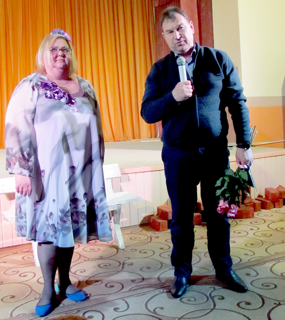 Глава администрации района Владимир Яничев поздравляет с юбилеем театра его режиссера Ирину Пиунову.jpg