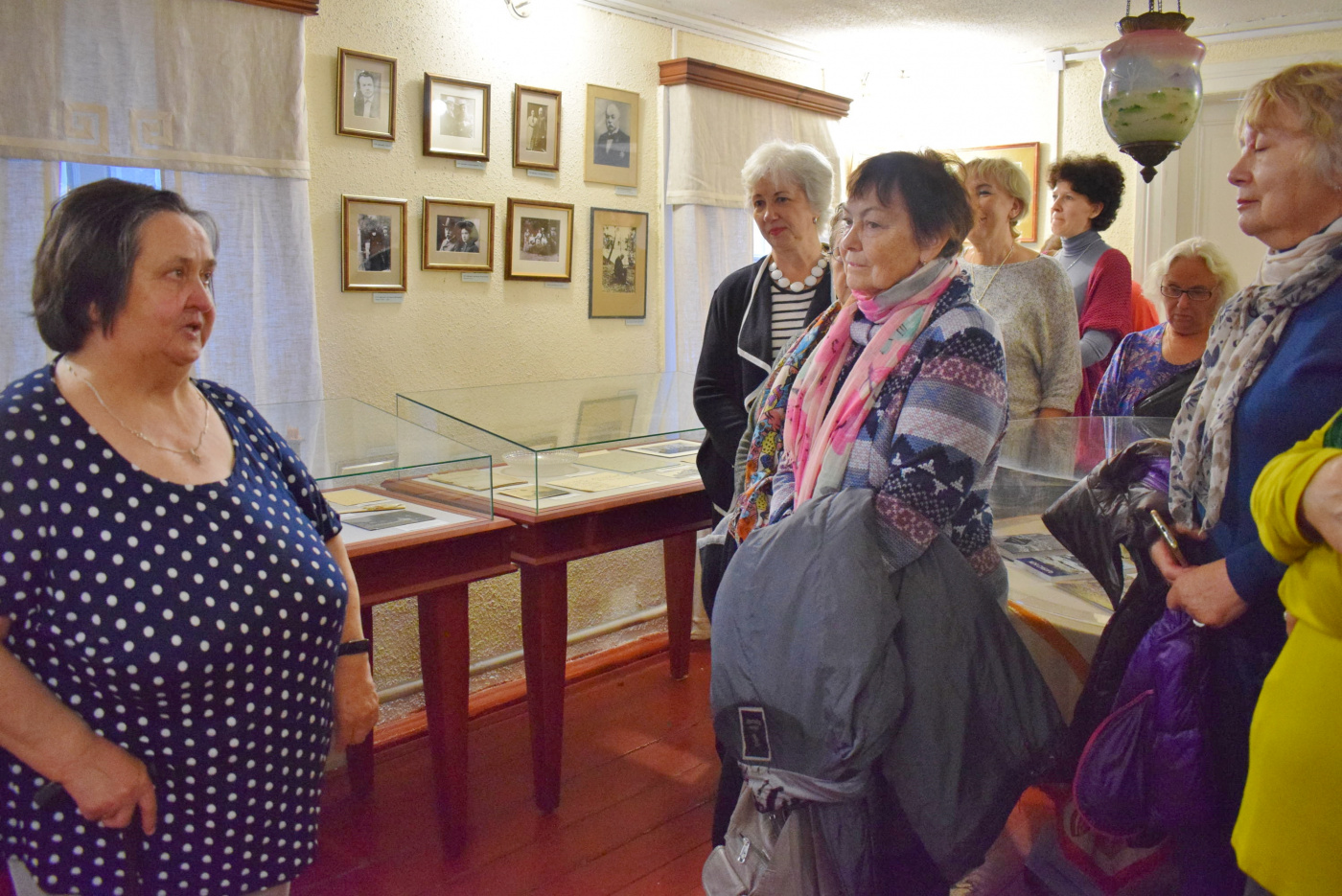 Первую экскурсию по выставке провела директор музея Елена Климова.JPG