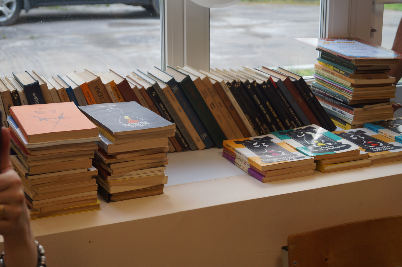 коллекция книг о шахматах в дар школе от Геннадия Черникова.jpg