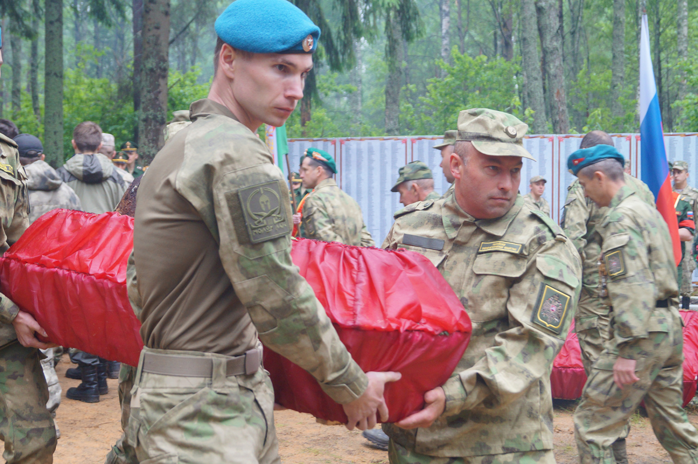 Перенос останков в братское захоронение..JPG