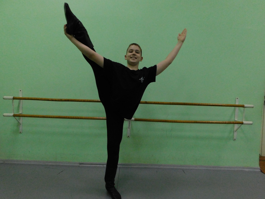 Володя Гордеев знает, насколько важна в танцах хорошая растяжка..JPG