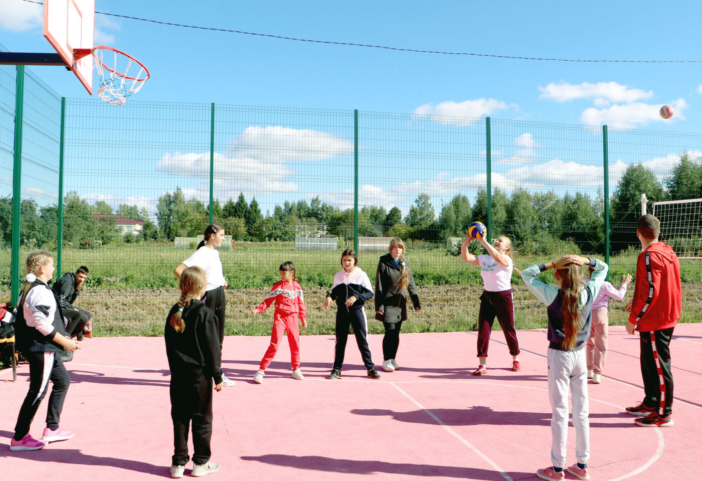 Галина Бурякова личным примером прививает сельским детям любовь к спорту.jpg