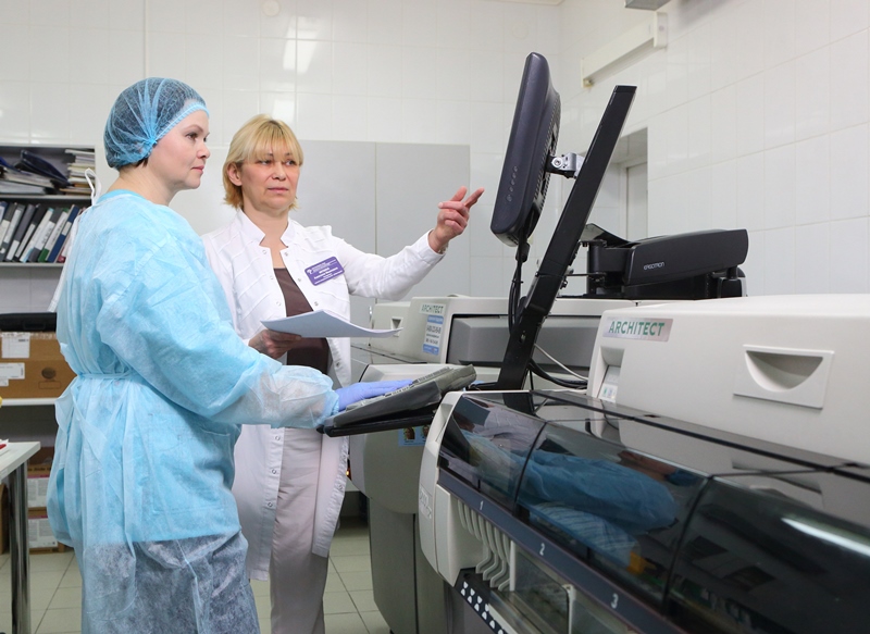 Врачи диагносты контролируют работу лабораторной робото-станции маленькая.jpg Врачи диагносты контролируют работу лабораторной робото-станции маленькая.jpg