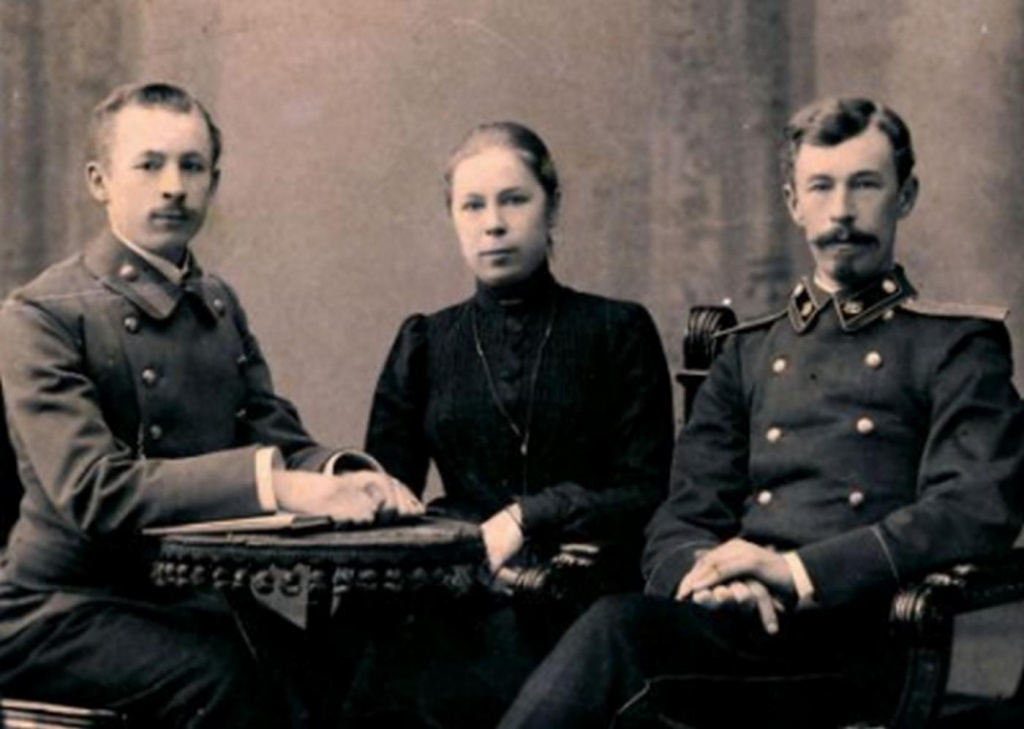 Слева направо Иван Берзинг с супругой, Арвид Берзинг.jpg