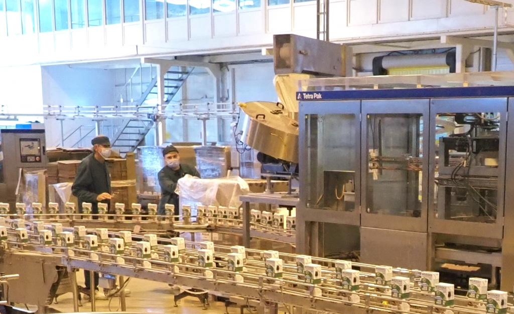 Производство молока на заводе в Медыни.jpg