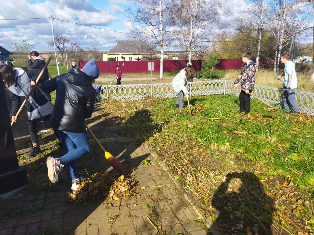 Субботник в деревне Воронеты.jpg