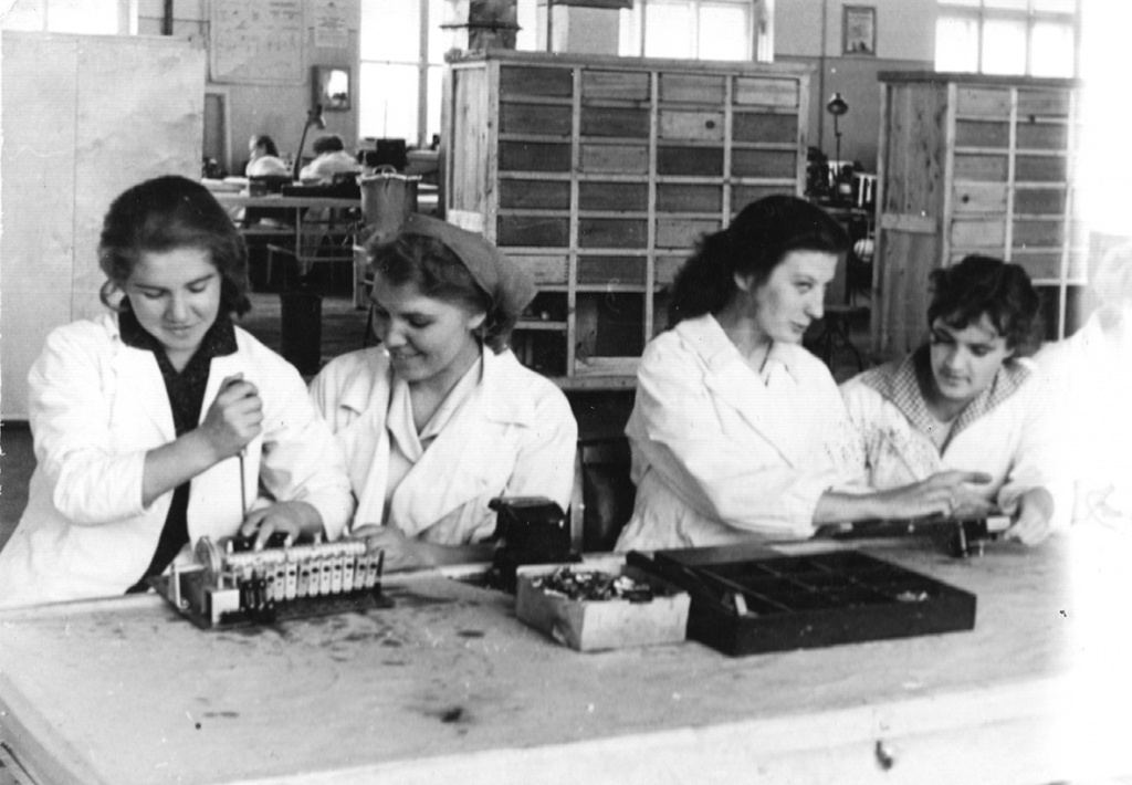 монтажницы КРЛЗ 60-е годы.jpg