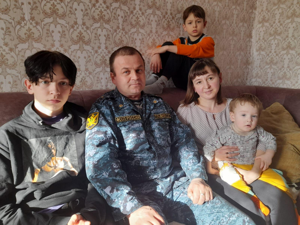 Денис и Виктория с сыновьями Дмитрием, Матвеем и Иваном.jpg