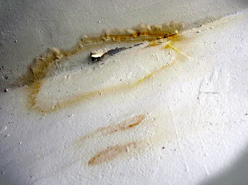 Подтёки в подъезде.JPG