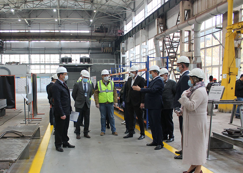 Генеральный директор Калугапутьмаш Валерий Савченков знакомит с производством гостей завода.JPG