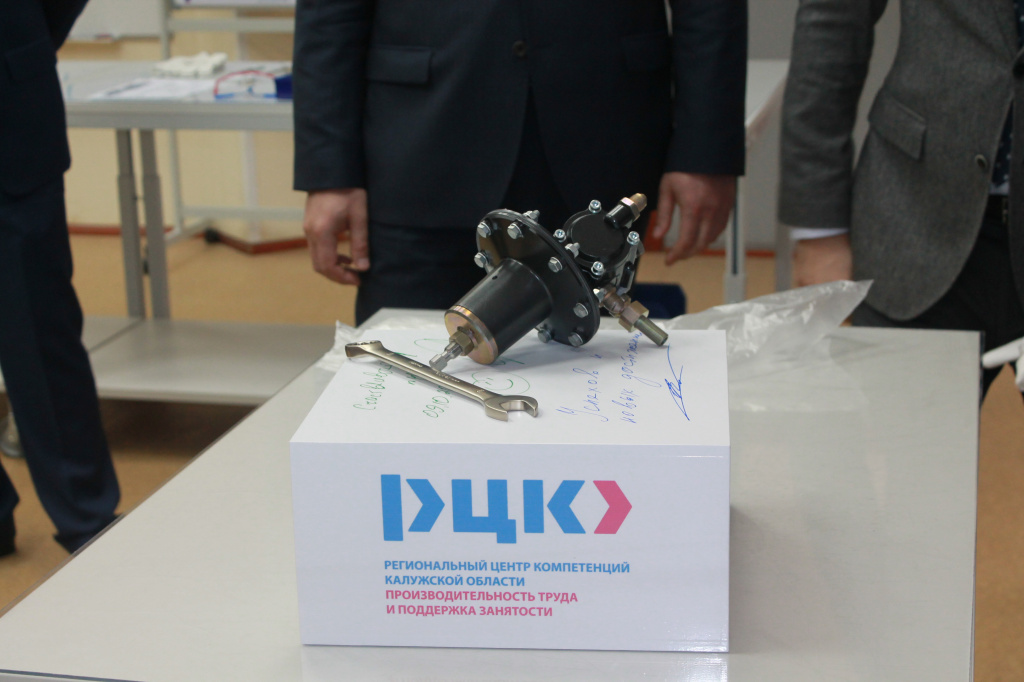 Задача участников Фабрики процессов собрать газовый редуктор с учетом знаний бережливого производства .JPG