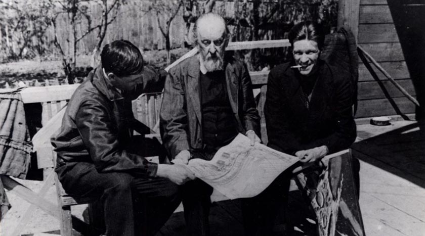 Циолковский консультирует кинематографистов в Калуге. Справа - режиссер В. Журавлев, слева - художник Ю.Швец..jpg