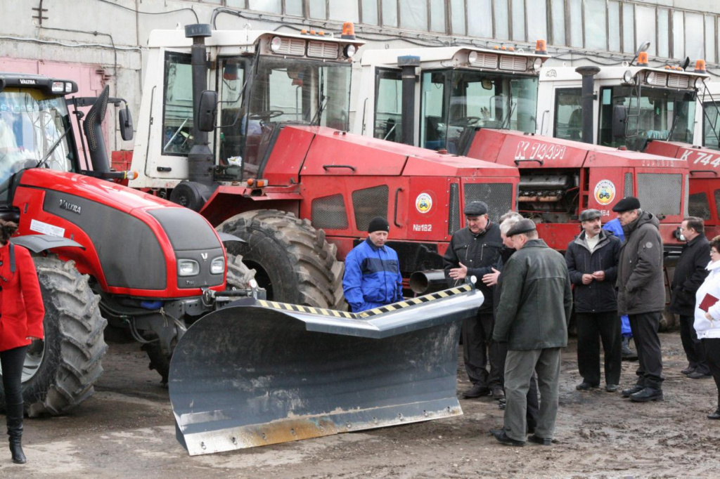 Подготовка техники в Калужской МТС.jpg Подготовка техники в Калужской МТС.jpg
