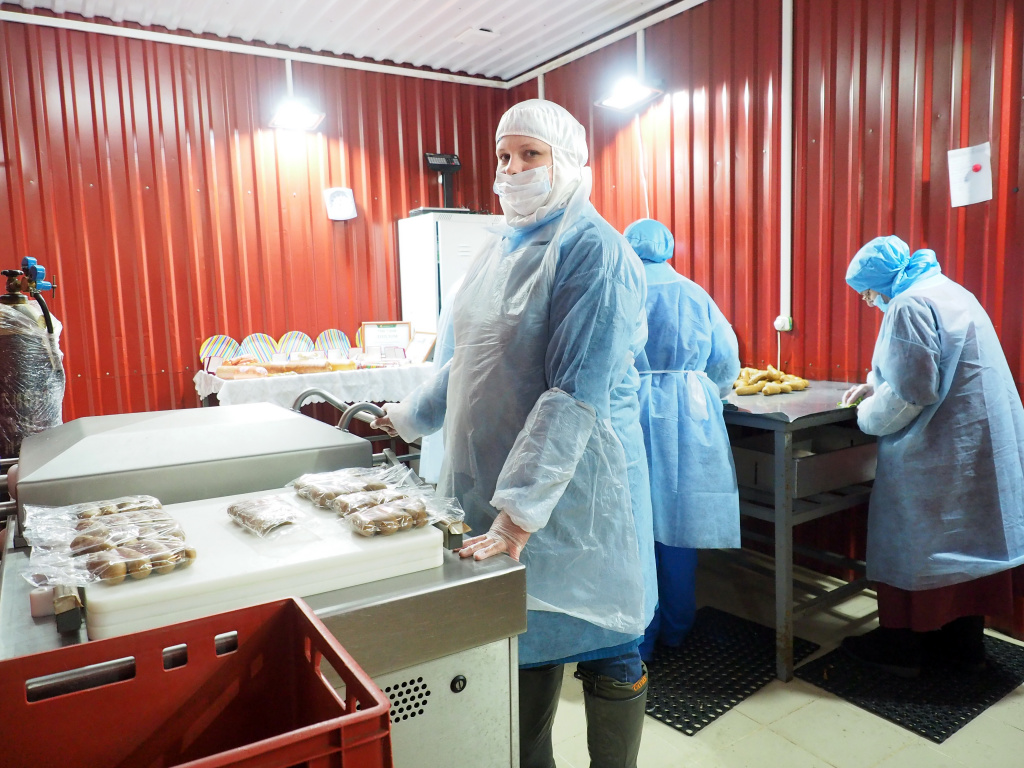 На производстве в колбасном цехе.jpg