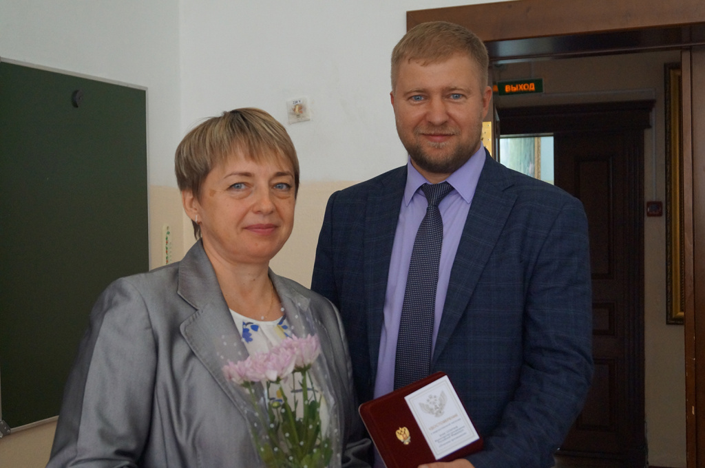 Директору Брынской школы Ларисе Щегловой вручен знак «Отличник просвещения».JPG